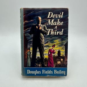 Puede incluir: Portada de libro vintage titulada "Devil Make A Third" de Douglas Fields Bailey. La ilustración muestra a un hombre con traje, dos mujeres con vestidos y una multitud. La paleta de colores incluye azules, verdes y rojos.