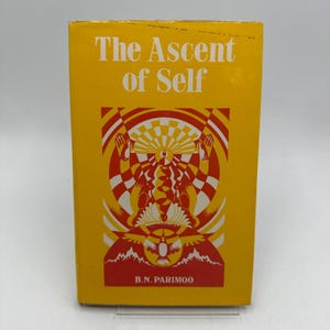 Könnte beinhalten: Ein gelbes Buch mit dem Titel "The Ascent of Self" in weißer Schrift. Das Cover zeigt ein rot-weißes geometrisches Design und den Namen des Autors, B.N. Parimoo. Das Buch steht aufrecht.