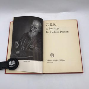 Könnte beinhalten: Ein Buch mit dem Titel "G.B.S. A Postscript By Hesketh Pearson" mit einem Schwarzweißfoto von George Bernard Shaw auf dem Cover. Das Buch wurde von Harper & Brothers, Publishers, New York veröffentlicht.