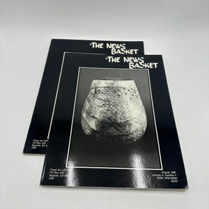 Puede incluir: Una tabla de cortar de madera hecha a mano con un acabado natural. La tabla presenta un borde vivo en un lado y una forma rectangular. Mide aproximadamente 45 cm de largo y 30 cm de ancho.