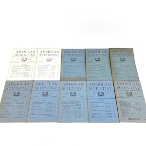Puede incluir: Una colección de revistas antiguas "American Scientist". Las revistas tienen una combinación de colores azul claro y blanco, con el título en un lugar destacado. Las portadas presentan el logotipo de la revista y los detalles de la edición. Las revistas son de 1947.