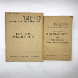 Może przedstawiać: Dwie zabytkowe instrukcje techniczne w kolorze beżowym. Większa instrukcja nosi tytuł TM 11-663 Department of the Army Technical Manual Electronic Power Supplies October 1951. Mniejsza instrukcja nosi tytuł TM 9-2601 War Department Technical Manual Elementary Optics and Applications to Fire Control Instruments April 1945.