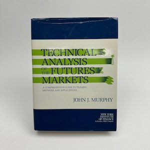 Può includere: Un libro intitolato "Technical Analysis of the Futures Markets" di John J. Murphy. Il libro ha una copertina bianca con strisce orizzontali verdi e bordi blu. Il testo è in nero e il libro è del New York Institute of Finance.