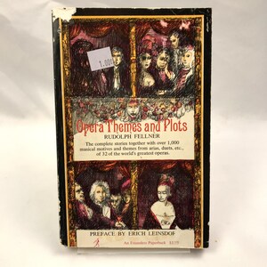 Puede incluir: Un libro de bolsillo vintage titulado "Opera Themes and Plots" de Rudolph Fellner. La portada presenta ilustraciones de cantantes de ópera y el texto "The complete stories together with over 1,000 musical motives and themes from arias, duets, etc., of 32 of the world's greatest operas."