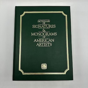 Puede incluir: Un libro de tapa dura verde oscuro con letras doradas y un borde dorado. El título es "Dictionary of Signatures & Monograms of American Artists". Un pequeño emblema está en la parte inferior. Una guía de referencia.