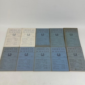 以下が含まれることがあります： ヴィンテージの「American Scientist」雑誌のコレクション。雑誌は、タイトルが目立つように表示され、水色と白の配色です。表紙には雑誌のロゴと号の詳細が記載されています。雑誌は行に配置されています。
