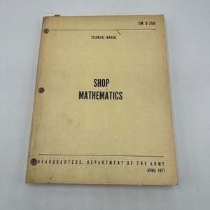 Puede incluir: Un manual técnico antiguo titulado "Shop Mathematics" con el texto "Headquarters, Department of the Army, April 1971." La portada es de color beige claro con texto negro y tres agujeros para encuadernar.