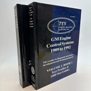 以下が含まれることがあります： GM Engine Control Systems 1989 to 1992, Volume 2 Book 1, Test Profiles & 1989 Test Guidesというタイトルの黒と青の技術マニュアル2冊。表紙にはTarget Training Systems, Inc.のロゴと診断手順に関するテキストが記載されています。