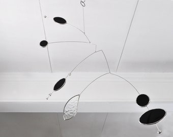 Mobile Ellipse Noir, Mobile noir, Mobile d'art, Mobile sculpture, Mobile vitrail, Attrape soleil, Constellations, Décor noir et blanc