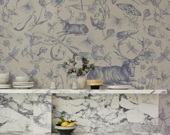 Könnte beinhalten: Eine Küche mit Marmorarbeitsplatte und Regal. Die Tapete zeigt ein blau-weißes botanisches Design mit Hirschen, Insekten und Blumen. Eine Schüssel mit Zitronen steht auf der Theke. Teller und Dekorationsartikel befinden sich auf dem Regal.