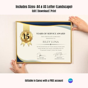 Puede incluir: Un certificado enmarcado con un borde dorado, con un sello dorado con el número 15. El certificado dice "Years of Service Award" e incluye texto para el nombre del destinatario y la empresa. El certificado está sostenido por dos manos.