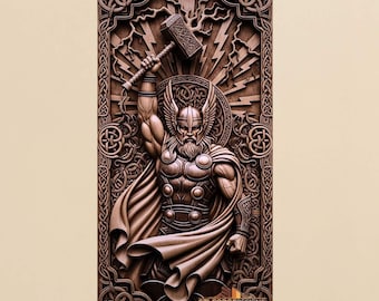 Pode incluir: Uma escultura em madeira detalhada de Thor, o deus nórdico do trovão, levantando seu martelo. A obra de arte apresenta intrincados nós celtas e raios, com o texto "STLFORGEDESIGNS" na parte inferior. A escultura é em tons de castanho e bege.