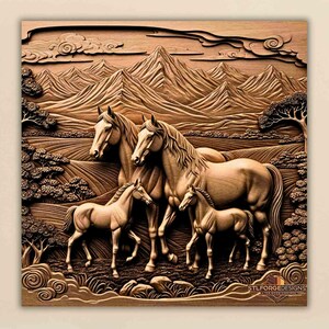 Puede incluir: Una detallada talla de madera que representa una familia de caballos en un paisaje. La obra de arte presenta dos caballos adultos y dos potros, sobre un fondo de montañas, campos y árboles. La talla es en tonos marrones.