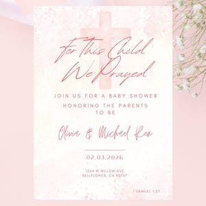 Op de afbeelding: Een babyborrel uitnodiging met een zachte roze aquarel achtergrond. De uitnodiging heeft een roze kruis en een elegant lettertype met de tekst "For This Child We Prayed". Details zijn onder meer de namen van de ouders, datum en locatie.