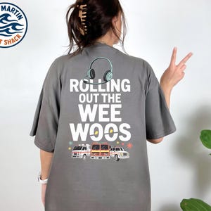 Camiseta de operador del 911, camiseta Comfort Colors con diseño "Rolling Out the Wee Woos"