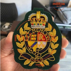 Handbroderat Bullion Wire-kavajmärke: Royal Crest-emblem
