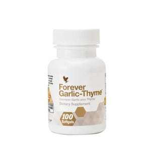 Könnte beinhalten: Eine weiße Plastikflasche mit dem Nahrungsergänzungsmittel "Forever Garlic-Thyme". Die Flasche hat einen weißen Deckel und ein Etikett mit Text und einem Logo. Das Etikett gibt an, dass die Flasche 100 Softgels enthält.