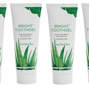 Op de afbeelding: Vier witte tubes Bright Toothgel worden getoond. Elke tube heeft groene aloë vera- en bladerillustraties, met tekst die aangeeft dat het product aloë vera, bijenpropolis bevat en fluoridevrij is. De tubes hebben een natuurlijke muntsmaak.