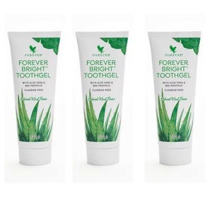 Peut inclure: Trois tubes blancs de dentifrice Forever Bright. Chaque tube présente du texte et des graphiques verts, notamment le nom de la marque, le nom du produit et des informations sur l'aloe vera et la propolis. Les tubes sont sans fluor et contiennent 130 g de produit.