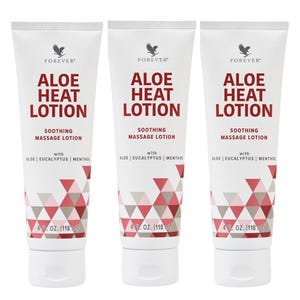 Pode incluir: Três tubos brancos de Aloe Heat Lotion, uma loção de massagem calmante. Os tubos têm texto vermelho e um design geométrico na parte inferior. Cada tubo contém 118 ml de loção.