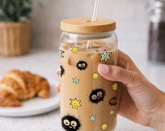 Vaso de cristal Soot Sprite: Lata de cerveza de café helado con diseño de anime, con tapa y pajita.