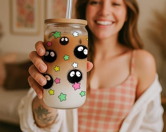 Vaso de cristal Soot Sprite: Lata de cerveza de café helado de anime con tapa y pajita