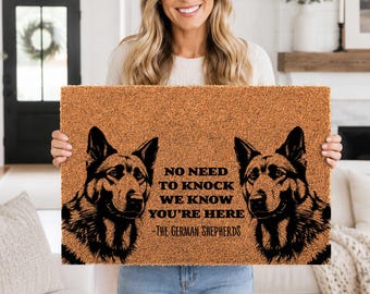 No hace falta llamar, sabemos que estás aquí. Felpudo de pastor alemán, felpudos para perros, felpudo divertido, felpudos de bienvenida, regalo único, regalo para un nuevo hogar.