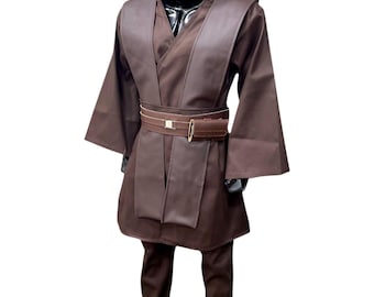May include: A dark brown tunic set featuring wide sleeves, a layered tabard design, and matching trousers. A brown utility belt with a metallic buckle and a small attached pouch is worn around the waist. The outfit is displayed on a black mannequin.