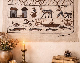 Vintage handbesticktes Leinenpaneel im Stil der Volkskunst, primitiver Wandbehang mit rustikaler Bauernhofszene, signiertes Textil