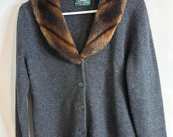 Cárdigan de cachemira angora vintage de Lauren Ralph Lauren con cuello de piel sintética, suéter de lujo discreto para personas de baja estatura, estilo Dark Academia, tejido de punto de estilo Old Money.