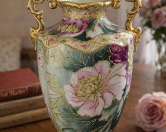 Vintage handbemalte Vase im Nippon-Stil mit Moriage-Blumenmuster und goldenen Griffen, dekorative Porzellanurne