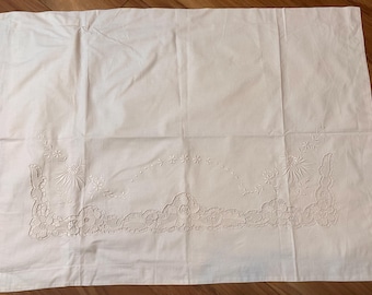 Broderat örngott i vintagevitt | Handbroderat spetsmönster | Linne i lantlig linnestil | Kuddfodral i blommig bomull