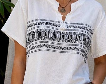 Blusa tipo túnica blanca de estilo bohemio étnico con estampado tribal, de algodón, estilo hippie, ideal para festivales y veranos.