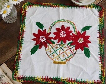 Tapete de lino vintage bordado a mano con diseño floral, cesta de ganchillo y adornos de arte popular para mesa.