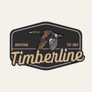 Puede incluir: Un logotipo de Timberline Outfitters, con un pato volando con plumas marrones, azules y grises. El logotipo est&aacute; dentro de una forma hexagonal en blanco y negro, con el texto "Timberline Outfitters EST. 2023" en un estilo vintage.