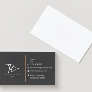 Puede incluir: Una tarjeta de visita oscura con el logotipo blanco "TL Outfitters" y datos de contacto. La tarjeta incluye un n&uacute;mero de tel&eacute;fono, correo electr&oacute;nico y sitio web. Una tarjeta blanca en blanco est&aacute; en el fondo.
