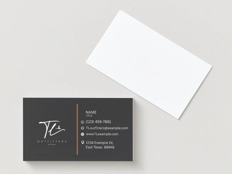 Puede incluir: Una tarjeta de visita oscura con el logotipo blanco "TL Outfitters" y datos de contacto. La tarjeta incluye un n&uacute;mero de tel&eacute;fono, correo electr&oacute;nico y sitio web. Una tarjeta blanca en blanco est&aacute; en el fondo.