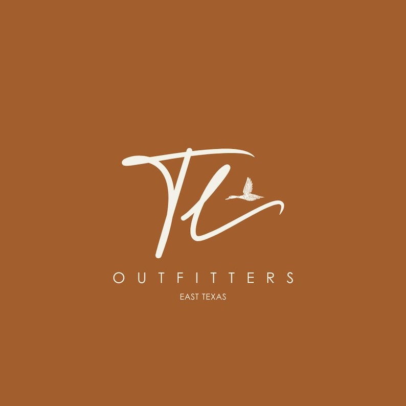 Puede incluir: Un logotipo sobre un fondo marr&oacute;n presenta las letras estilizadas blancas "TE" con un icono de p&aacute;jaro volando. Debajo de las letras, la palabra "OUTFITTERS" est&aacute; escrita, con "EAST TEXAS" debajo.