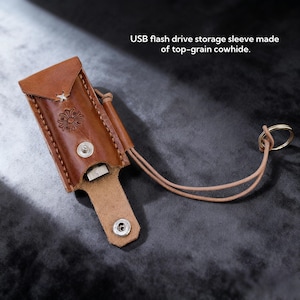 Puede incluir: Funda de almacenamiento para unidad flash USB de cuero marrón, hecha de cuero de vaca de primera calidad. La funda tiene un cierre a presión y un diseño floral decorativo. Un pequeño llavero de metal está adjunto.