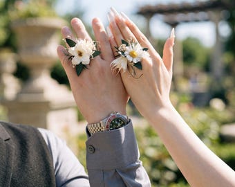 Ensemble de bagues à fleurs stabilisées faites main - Alliances florales bohèmes pour proposition nuptiale et mariage sur pelouse