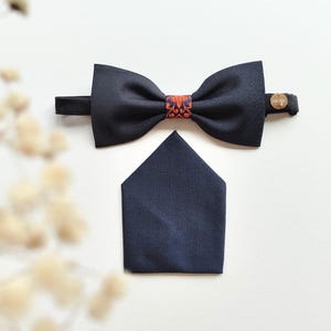 Elegante marineblauwe geüpcycleerde vlinderdas met oranje ornament | Uniek cadeau voor hem