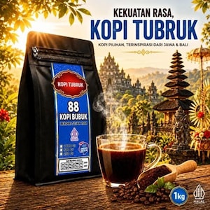 Può includere: Un sacchetto di caffè nero etichettato 88 Kopi Bubuk con un pannello verticale blu, accanto a una tazza di vetro di caffè nero fumante, un misurino in legno di caffè macinato e chicchi di caffè sparsi su una superficie in legno con un tempio.