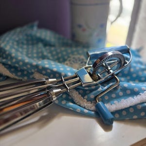 Vintage Canary Hand Crank Egg Beater – Blue Handle Retro Kitchen Tool – Mid Century Chrome Beater – 1950s Style Cottagecore Kitchen Decor