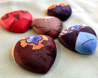 Broches de pelúcia em formato de coração dos maridos do Reino dos Biscoitos