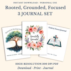 Op de afbeelding: Een set van drie journals met bloemen- en inspirerende ontwerpen. De journals bevatten de zinnen "Rooted, Grounded, Focused" en "Rooted & Rising Journal". Het middelste journal heeft een bloemenkrans met de woorden "Gracefully Grounded".
