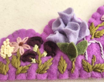 Vildblommig broderad filtkrona
