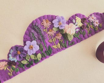 Broderad vildblommig filtkrona (utan namn)