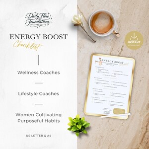 Może przedstawiać: Obraz z złotą "Energy Boost Checklist", filiżanką kawy i małą rośliną. Lista kontrolna jest przeznaczona dla trenerów wellness i stylu życia oraz kobiet pielęgnujących celowe nawyki. Obraz zawiera również tekst "Natychmiastowe pobieranie".