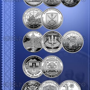 Puede incluir: Una colección de monedas conmemorativas de plata con varios diseños y texto ucraniano. Las monedas presentan emblemas militares y de servicio, incluyendo un tridente y soldados. El fondo es azul degradado.