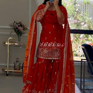 JMC Seiden-Sharara-Anzugset mit Dupatta | Kurti-Set mit Stickerei und Pailletten | Festliche indische Hochzeitskleidung | Ethnisches Party-Outfit für Damen